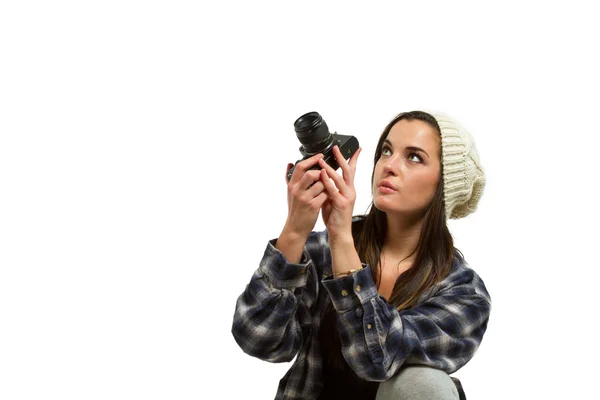 Νεαρή γυναίκα με καστανά μαλλιά κατέχει φωτογραφική μηχανή — Φωτογραφία Αρχείου