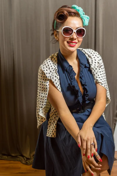 Mulher latina bonito em camisola pontilhada polka — Fotografia de Stock