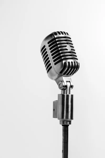 Винтажный микрофон на стенде — стоковое фото