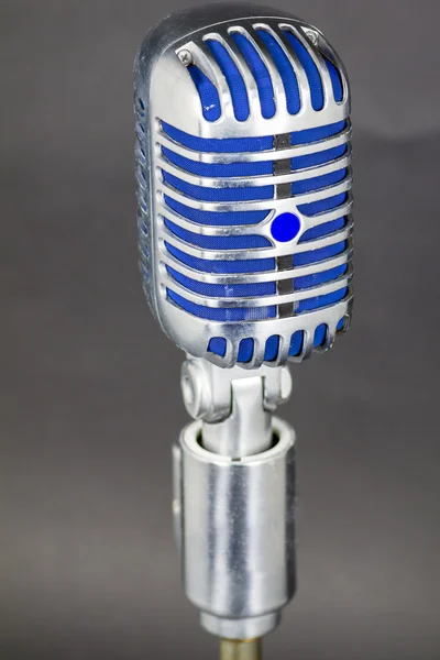 Используемый винтажный микрофон — стоковое фото