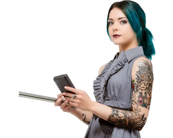 Молода жінка тримає шкалу і калькулятор — стокове фото
