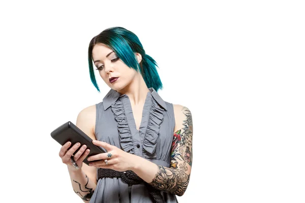 Młoda kobieta zawodowych z tatuażami — Zdjęcie stockowe