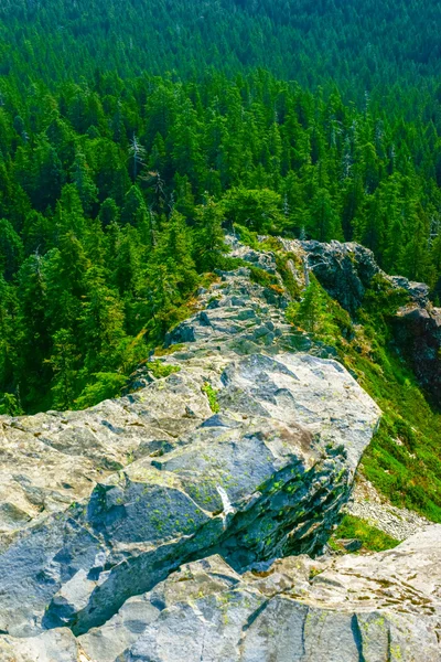 锯齿状狭窄的岩石的山脊 — 图库照片