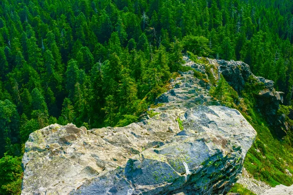 Crête étroite avec des pentes raides — Photo