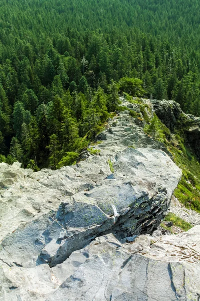 Pürüzlü dar kayalık ridge — Stok fotoğraf