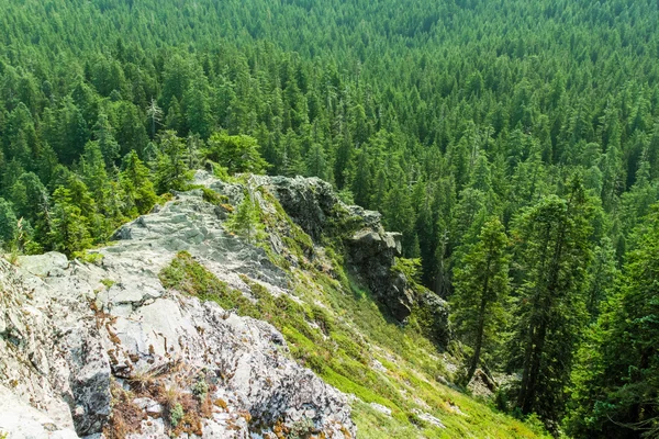 Sarp yamaçları ile dar ridge — Stok fotoğraf