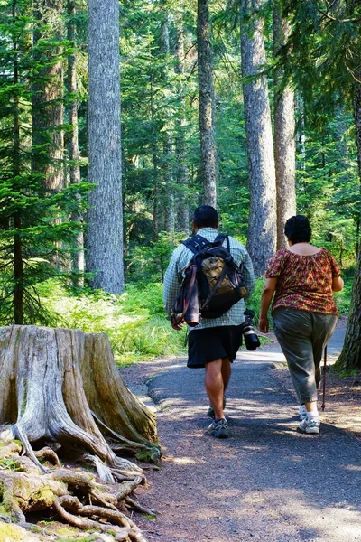 Man och kvinna på dagen vandring — Stockfoto