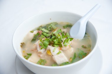 Deniz ürünleri tom yum ünlü geleneksel baharatlı Tayland gıda