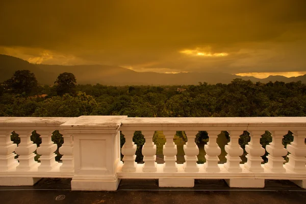 Schöne Aussicht auf den Sonnenuntergang, wenn man von der Terrasse aus sieht — Stockfoto