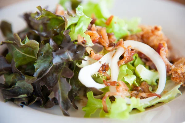 Беконний салат з смаженою куркою — стокове фото