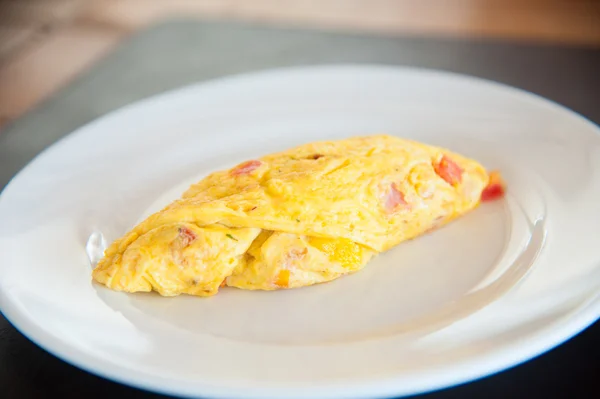 Omelete αυγό στο άσπρο πιάτο — Φωτογραφία Αρχείου