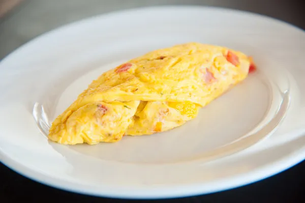 Omelete αυγό στο άσπρο πιάτο — Φωτογραφία Αρχείου