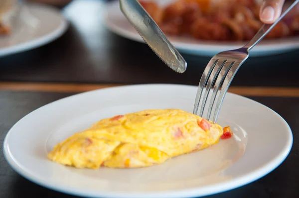 Omelete jaj na biały danie — Zdjęcie stockowe