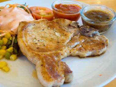 sebze, salata ve saurce daldırma ile ızgara domuz pirzola