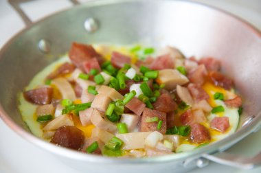 sahanda yumurta malzeme sıcak tava ile