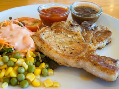 sebze, salata ve saurce daldırma ile ızgara domuz pirzola