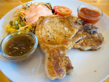 sebze, salata ve saurce daldırma ile ızgara domuz pirzola