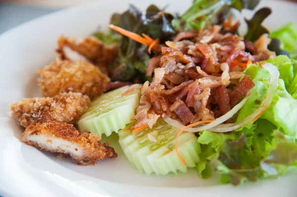 Беконний салат з смаженою куркою — стокове фото