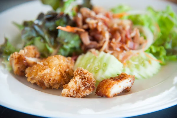 揚げ鶏のベーコン サラダ — ストック写真