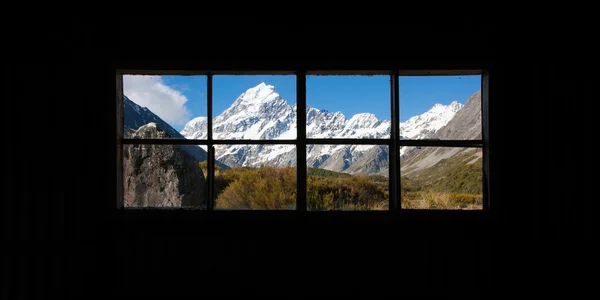 Gyönyörű kilátás a Mount Cook Nemzeti Park South Island, Új-Zéland amikor látjuk, bár ablak — Stock Fotó