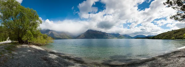 Krásný panoramatický výhled na jezero a hory v modré obloze nedaleko queenstown, Jižní ostrov, Nový Zéland — Stock fotografie