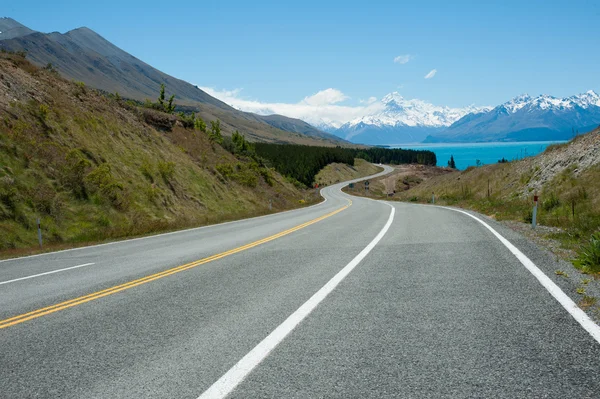 Bellissimo paesaggio di strada, lago e montagna di neve a South Island, Nuova Zelanda — Foto Stock