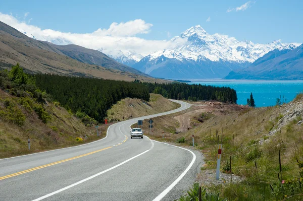 Ландшафт дороги, озера и снежной горы на Южном острове, Новая Зеландия Лицензионные Стоковые Фото