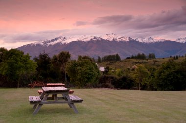 güzel bir günbatımı zamanı, south Island, Yeni Zelanda dağda Kar manzarası