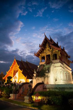 güzel tapınak ve Buda alacakaranlık gökyüzü wat phra ile şarkı waramahavihan, chiangmai, Tayland