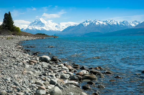 Gyönyörű kilátás nyílik a tóra és a hegyi kék égen, South Island, Új-Zéland — Stock Fotó