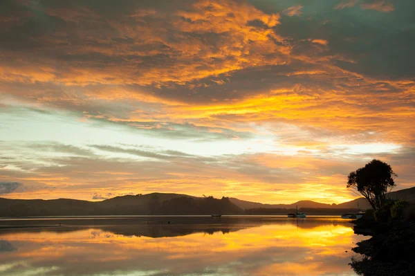Beau paysage de la baie de Waikawa au lever du soleil, Île du Sud, Nouvelle-Zélande — Photo