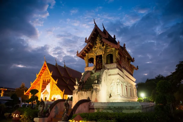 美丽的神庙和与暮光之城天空佛寺佛唱在清迈泰国 waramahavihan — 图库照片