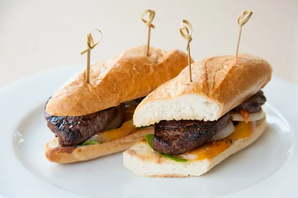 Sándwich de carne de res en plato blanco —  Fotos de Stock