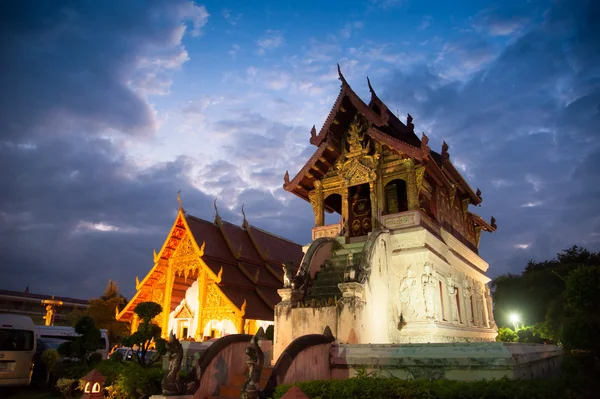 Magnifique temple et bouddha avec ciel crépusculaire Wat Phra Sing Waramahavihan à Chiangmai Thaïlande — Photo