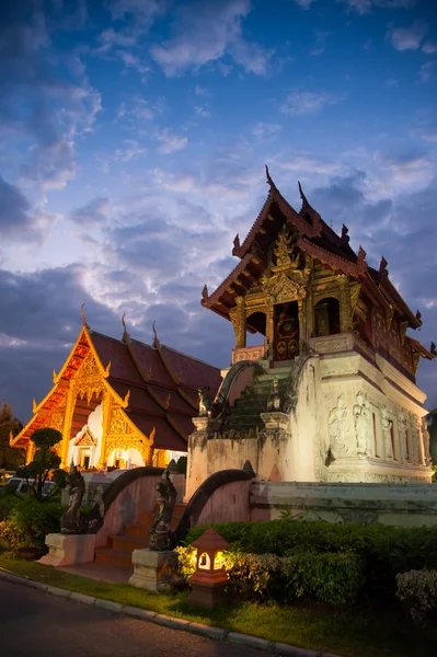 Bellissimo tempio e buddha con cielo crepuscolare Wat Phra Sing Waramahavihan a Chiangmai Thailandia — Foto Stock