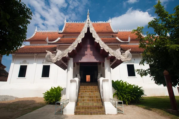 Güzel tapınağa ve bina, chiangmai, Tayland — Stok fotoğraf