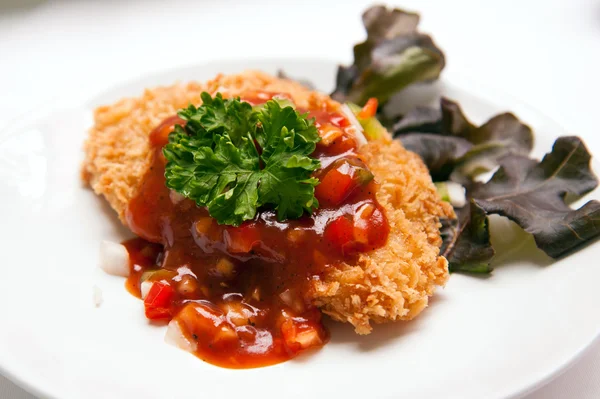 Deep fried fish steak with sauce and vegetables — Stock Photo, Image