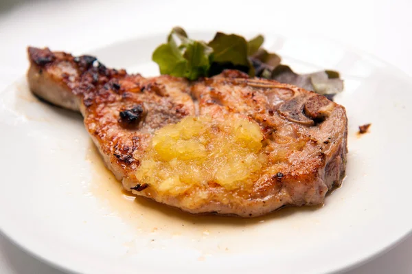 Chuletas de cerdo a la parrilla con verduras y salsa de piña —  Fotos de Stock