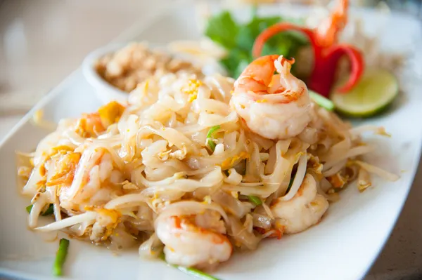 Platos nacionales de Tailandia, fideos de arroz fritos con huevo, verduras y camarones Pad Thai Fotos de stock libres de derechos