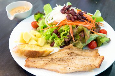 Balık biftek salata sosu ve sarımsaklı ekmek daldırma,