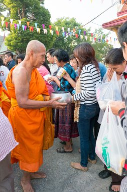 Nonthaburi, Tayland - tanımlanamayan Budist rahipler sak yai Tapınak, nonthaburi, Tayland için 31 Ocak 2014 yeni yıl gününde sabah insanlardan sunan gıda verilir 1 Ocak 2014