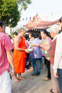 Nonthaburi, Tayland - tanımlanamayan Budist rahipler sak yai Tapınak, nonthaburi, Tayland için 31 Ocak 2014 yeni yıl gününde sabah insanlardan sunan gıda verilir 1 Ocak 2014