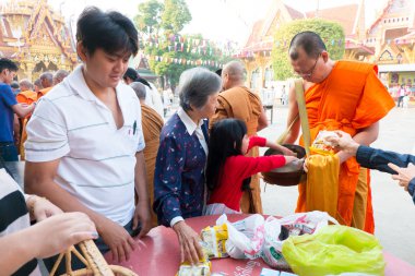 Nonthaburi, Tayland - tanımlanamayan Budist rahipler sak yai Tapınak, nonthaburi, Tayland için 31 Ocak 2014 yeni yıl gününde sabah insanlardan sunan gıda verilir 1 Ocak 2014
