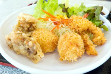 karides tempura, tonkatsu, karake ve miso çorbası ile Japon yemekleri kümesi