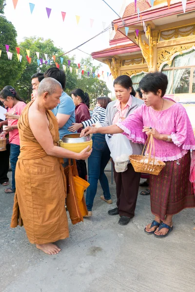 Nonthaburi, THAILAND - Jan 1, 2014 Unidentified Buddhist monks are given food offering from people in the morning for New Year Day on January 31, 2014 in Sak Yai Temple, Nonthaburi Thailand — Stock Photo, Image
