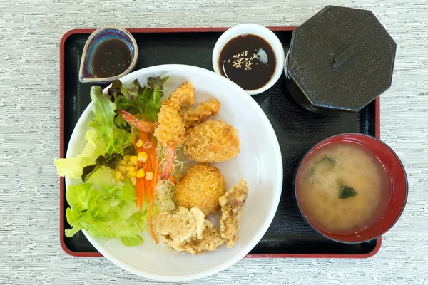Ensemble de nourriture japonaise avec tempura de crevettes, tonkatsu, karake et soupe miso — Photo