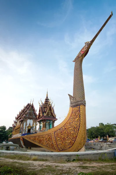 WAT cha lor Tapınak, güzel ve suphannahong üzerinde antik tapınak tekne, nonthaburi, Tayland — Stok fotoğraf