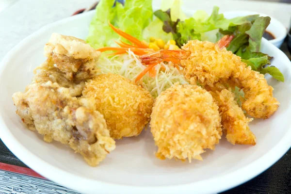 Japanisches Essen mit Garnelentempura, Tonkatsu, Karake und Misosuppe — Stockfoto