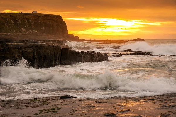 Beautiful landscape of rock and sea in sunrise time at Waikawa bay, South Island, New Zealand — Stock Photo, Image