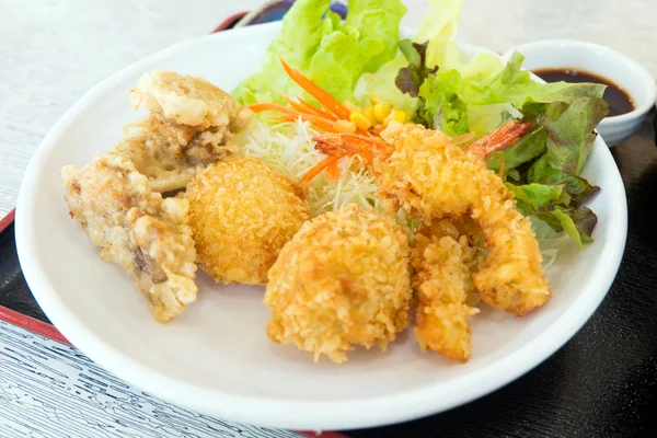 Set de comida japonesa con tempura de gambas, tonkatsu, karake y sopa de miso Imagen de archivo